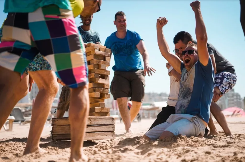 Een van de teambuilding ideeën is Expeditie Robinson XL Jenga