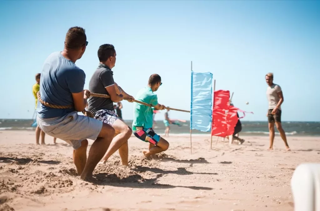 Een van de teambuilding ideeën is Expeditie Robinson liaan trekken