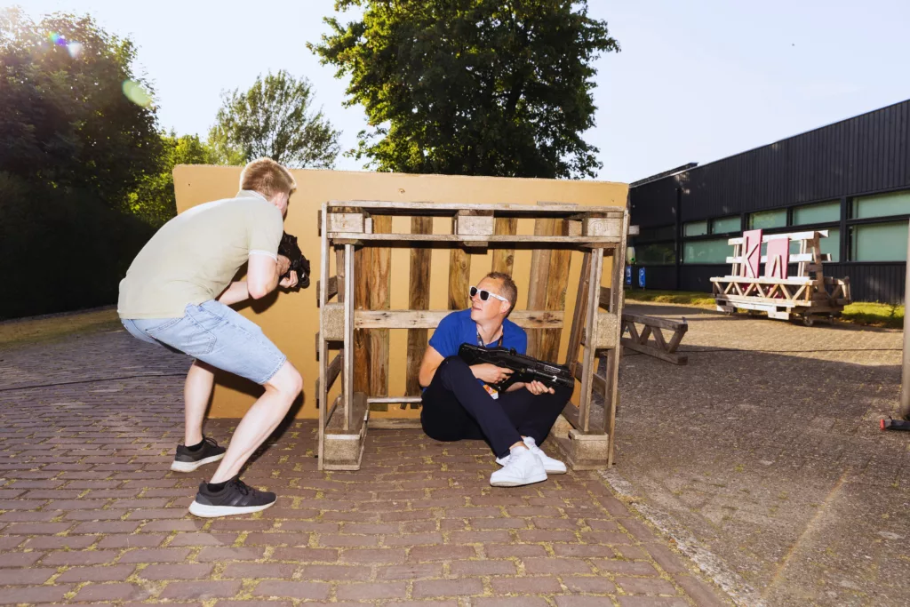 Lasergamen YourHosting man zoekt dekking in een pallet 1