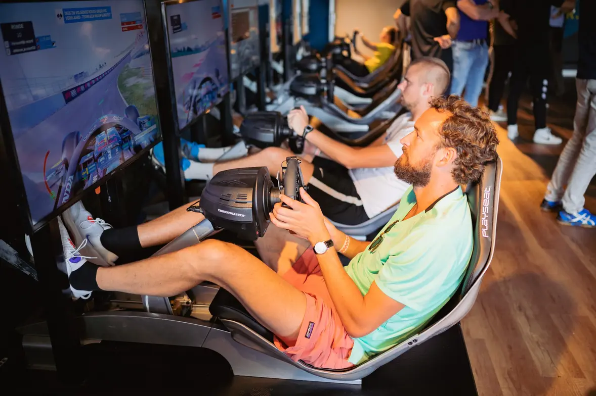 Azerion bedrijfsevent man aan het racen op F1 Formule 1 race simulator1 scaled 1 1